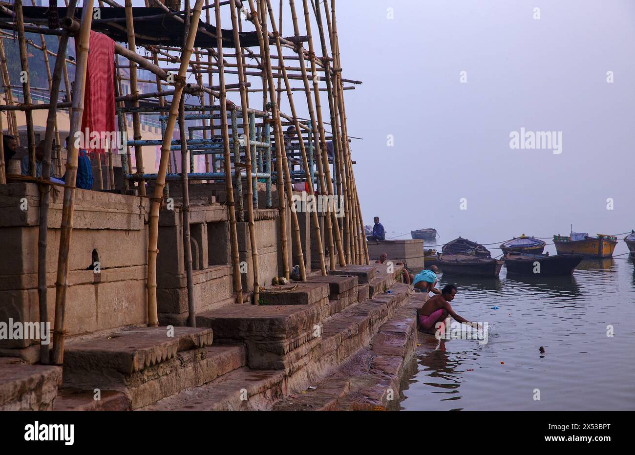 Hindus an einem nebeligen Morgen am Ufer des Ganges in Varanasi, Indien. Stockfoto