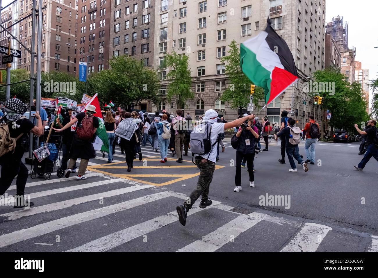 New York, Usa. Mai 2024. Demonstranten laufen auf die Park Avenue und schwenken während der Kundgebung palästinensische Flaggen. Pro-palästinensische Demonstranten versammelten sich im Hunter College zum „Tag der Wut“-Protest, der von innerhalb unseres Lebens organisiert wurde. Die Gruppe auf der Straße versucht, die Met Gala im nahegelegenen Metropolitan Museum of Art zu stören Sie wurden von der Strategic Response Group des NYPD getroffen und mehrere Verhaftungen durchgeführt. Quelle: SOPA Images Limited/Alamy Live News Stockfoto