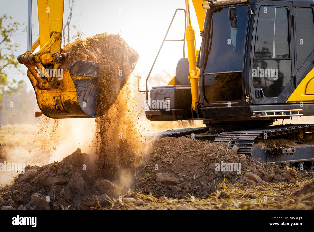 Nahaufnahme des Baggers auf der Baustelle. Baggerlader für Erd- und Bauarbeiten. Aushubarbeiten bei der Arbeit. Schwere Maschinen Stockfoto