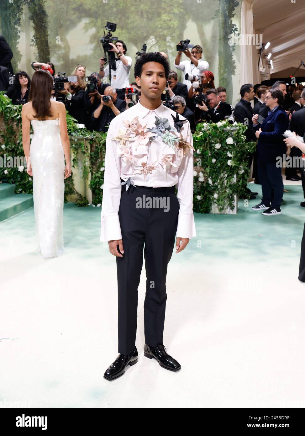 New York, Usa. Mai 2024. Tyler Mitchell kommt auf dem roten Teppich auf der Met Gala 2024 an, die am Montag, den 6. Mai 2024 in New York City im Metropolitan Museum of Art „Sleeping Beauties: Reawakening Fashion“ feiert. Foto: John Angelillo/UPI Credit: UPI/Alamy Live News Stockfoto