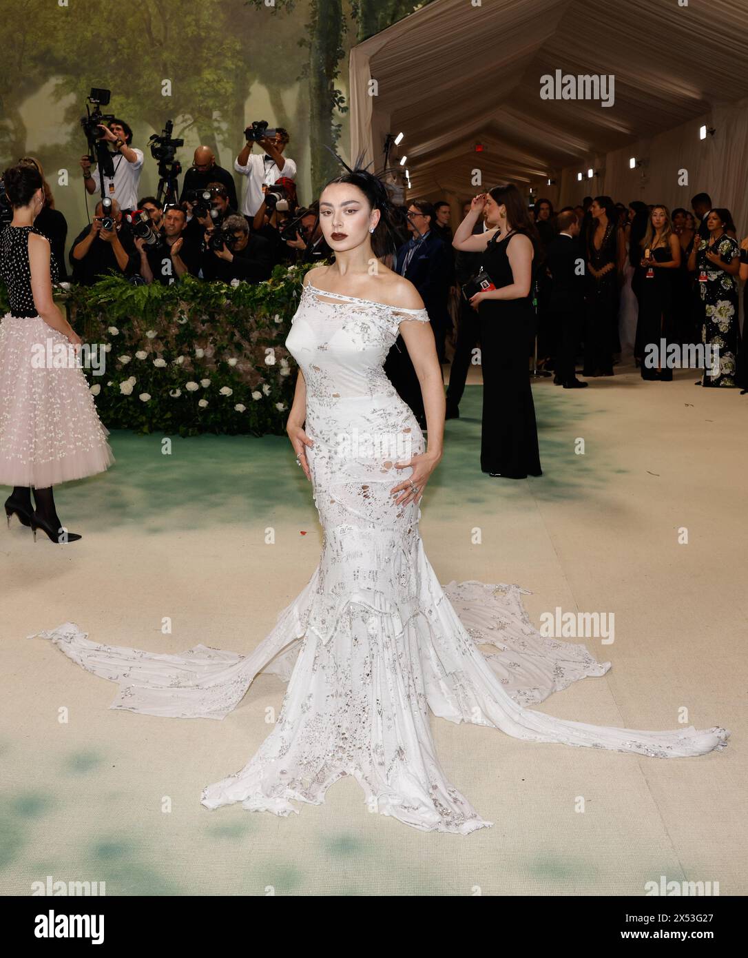 New York, Usa. Mai 2024. Charli XCX kommt auf dem roten Teppich auf der Met Gala 2024 an, um „Sleeping Beauties: Reawakening Fashion“ im Metropolitan Museum of Art am Montag, den 6. Mai 2024 in New York City zu feiern. Foto: John Angelillo/UPI Credit: UPI/Alamy Live News Stockfoto