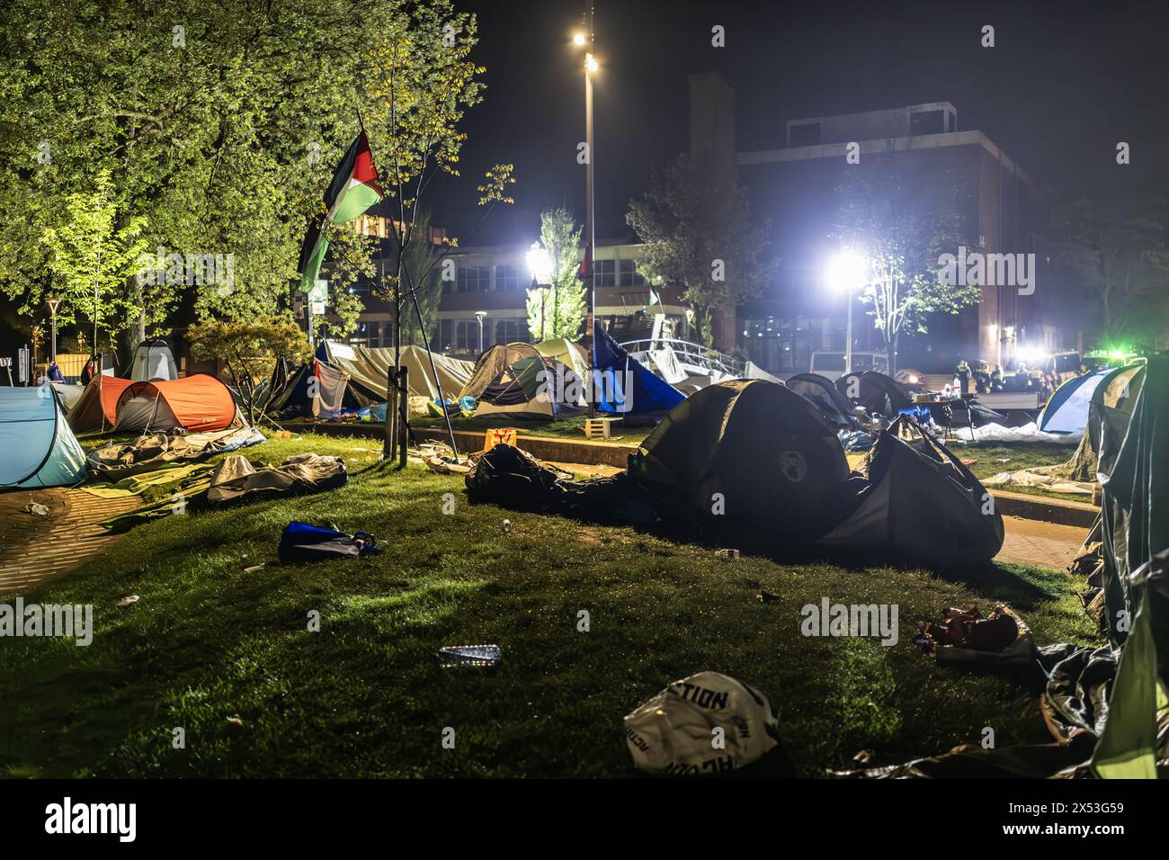 AMSTERDAM - Freigabe eines pro-palästinensischen Protestes auf dem Campus der Universität Amsterdam (UVA) in Roeterseiland. Zelte wurden in der Nähe des Campus von Demonstranten errichtet. Sie fordern unter anderem, dass die Universität alle Verbindungen zu Israel abbricht. Das Amsterdamer Dreieck (Polizei, Staatsanwaltschaft und stadtrat) beschloss, das Gelände wegen Friedensbruch zu räumen. ANP EVA PLEVIER niederlande Out - belgien Out Stockfoto