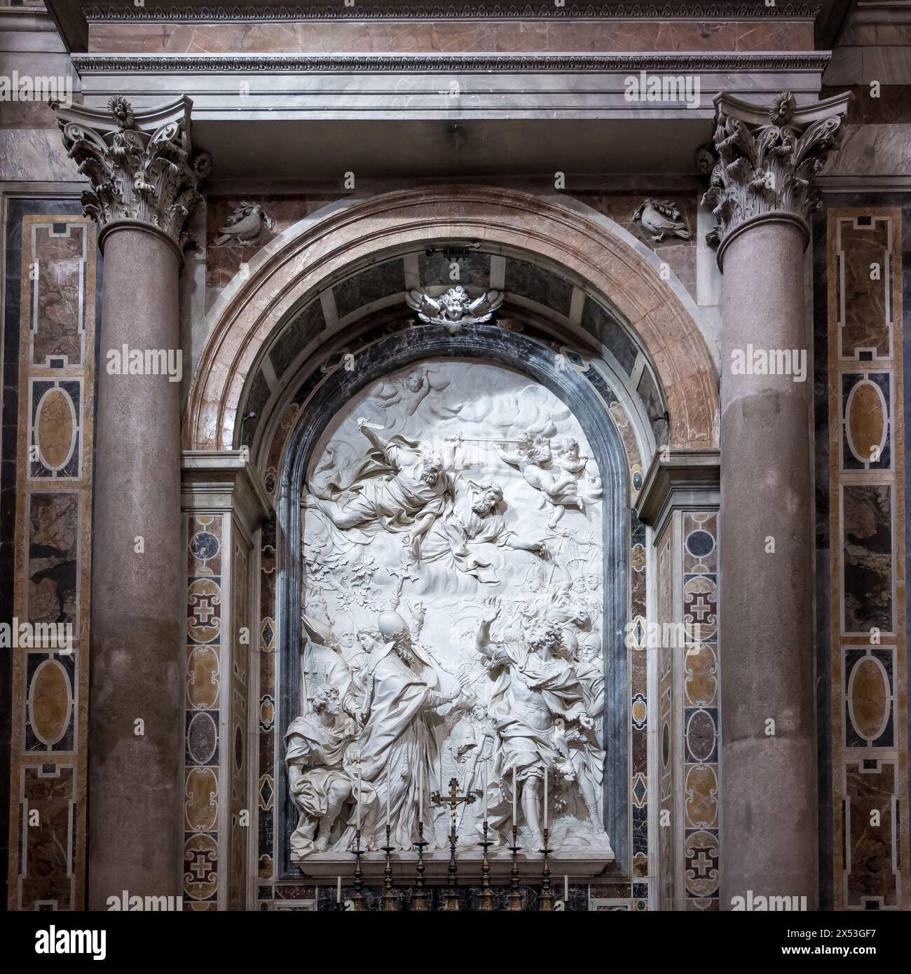 Geschnitzter Marmoraltar von St. Leo dem Großen, das einzige Hochrelief dieser Art in der Basilika, befindet sich im Petersdom in Vatikanstadt Stockfoto