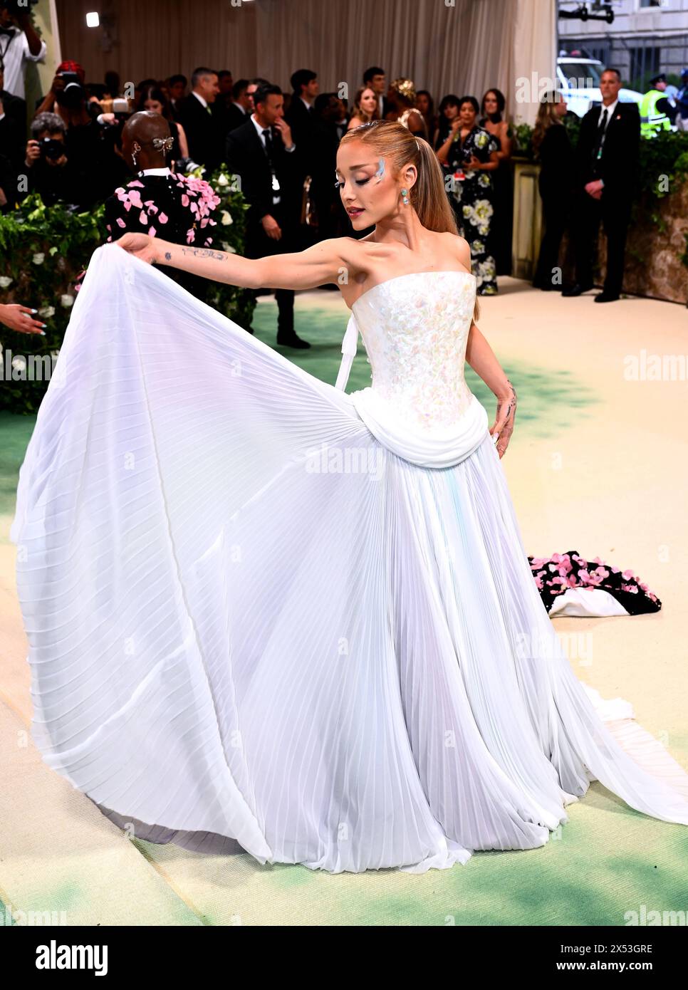 Ariana Grande besucht die Benefiz Gala 2024 des Metropolitan Museum of Art Costume Institute in New York, USA. Bilddatum: Montag, 6. Mai 2024. Stockfoto