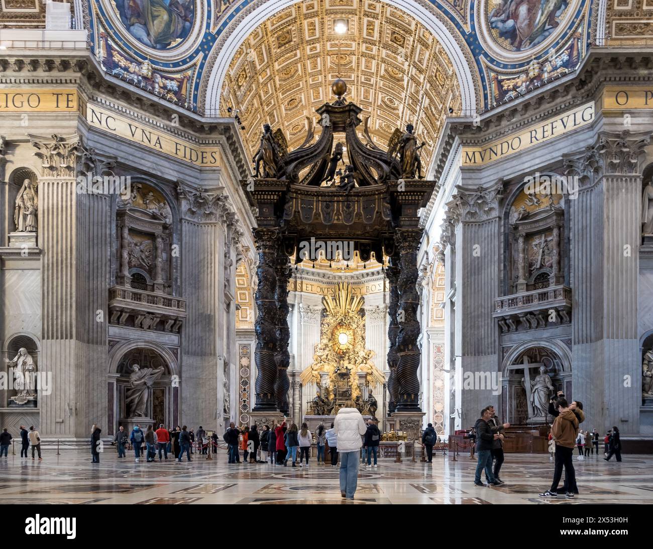 Detail des Petersdoms Baldachin, einem großen barocken, geschnitzten Bronze-Baldachin über dem Hochaltar des Petersdoms in Vatikanstadt Stockfoto