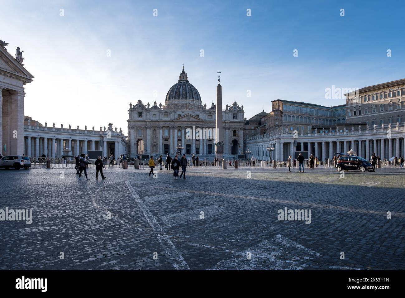 Blick auf den Petersplatz in der Vatikanstadt, die päpstliche Enklave in Rom, mit dem berühmten Vatikanischen Obelisken im Zentrum und dem Petersdom Stockfoto