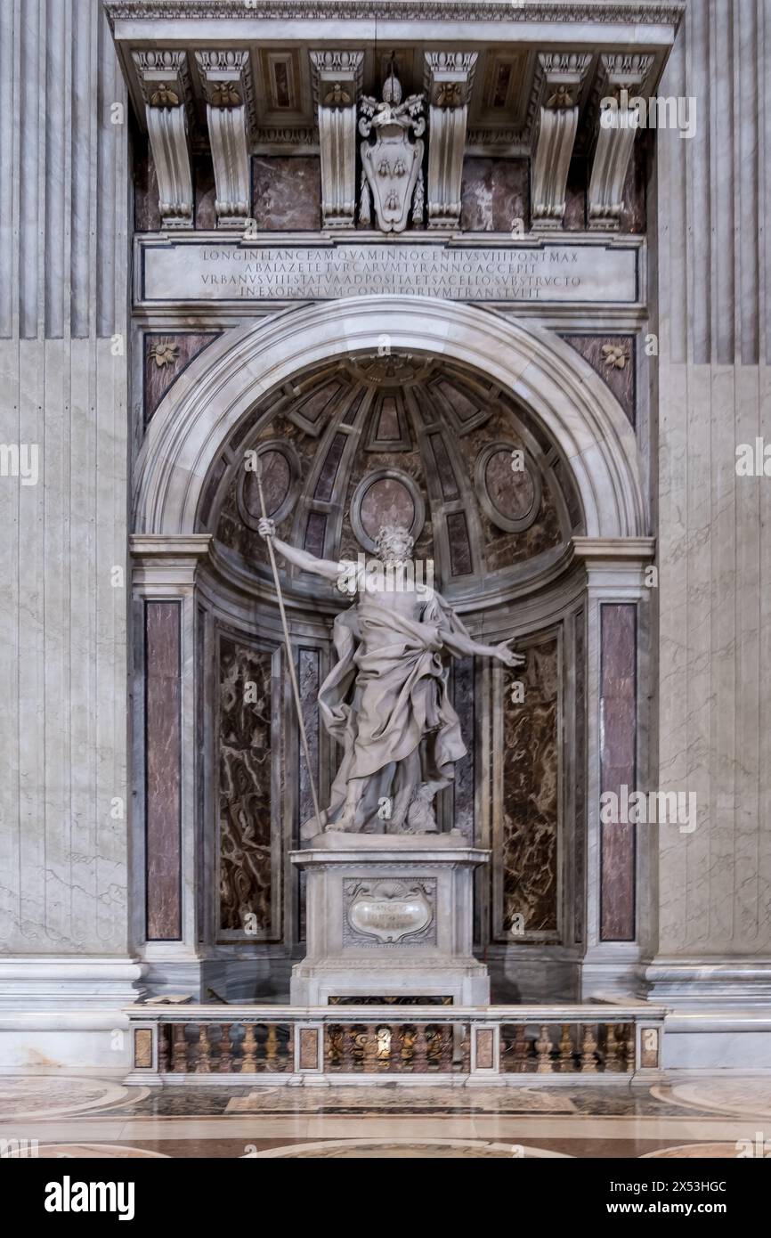 Detail der Statue des Heiligen Longinus, des römischen Hauptmanns, der mit einer Lanze die Seite Christi durchbohrt hat, im zentralen Schiff des Petersdoms Stockfoto