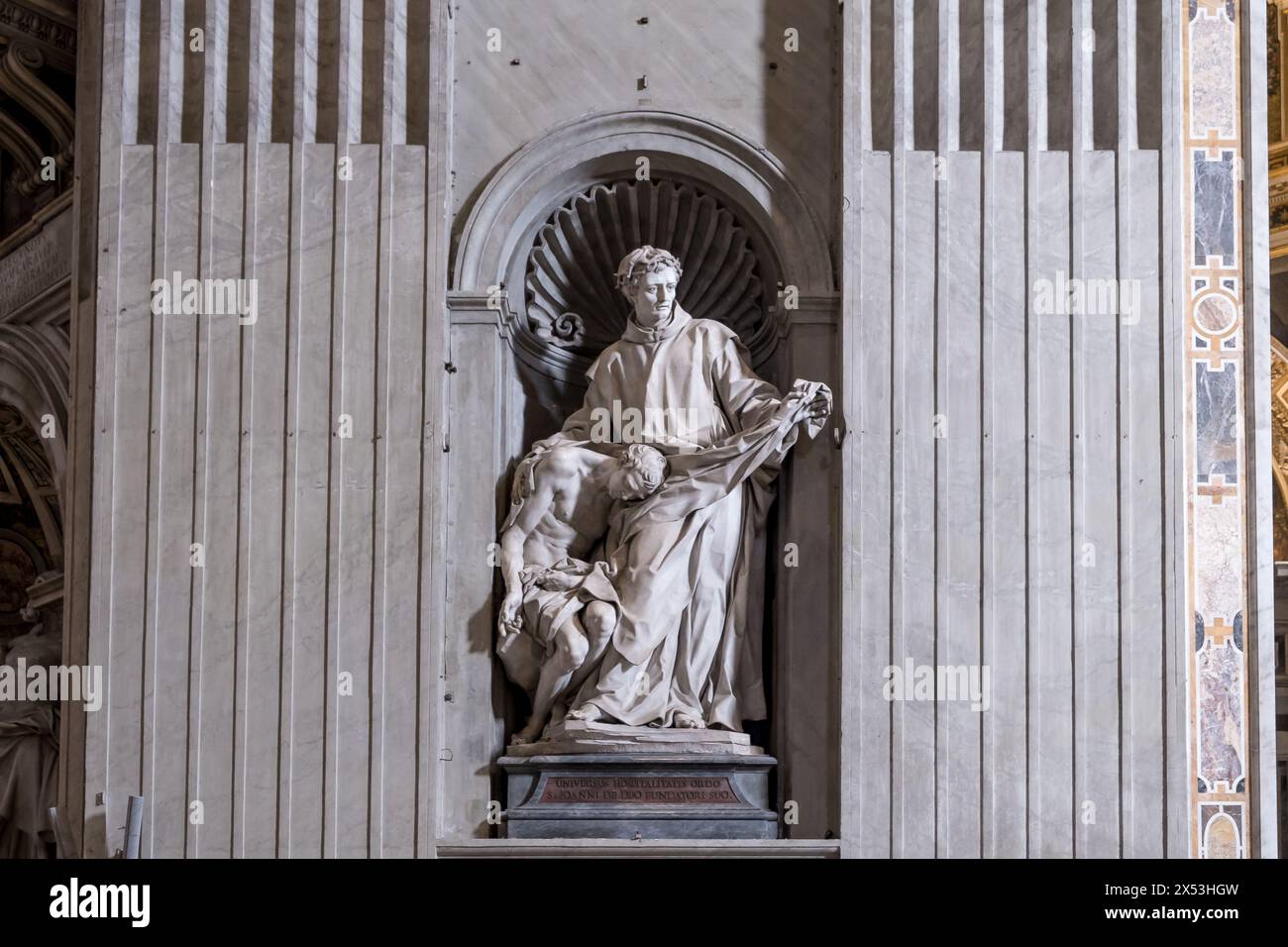 Die Statue des Heiligen Johannes Gottes befindet sich im linken Querschiff östlich des Petersdoms im Vatikan, der päpstlichen Enklave in Rom Stockfoto