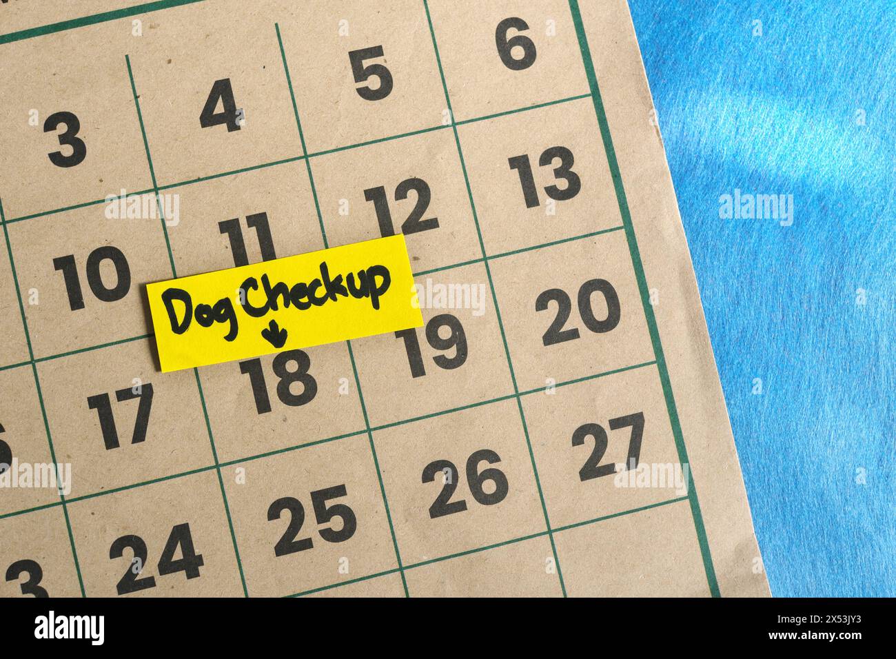 Konzept für Hundeuntersuchungen. Schriftliche Erinnerungsnotiz auf dem Kalender. Stockfoto