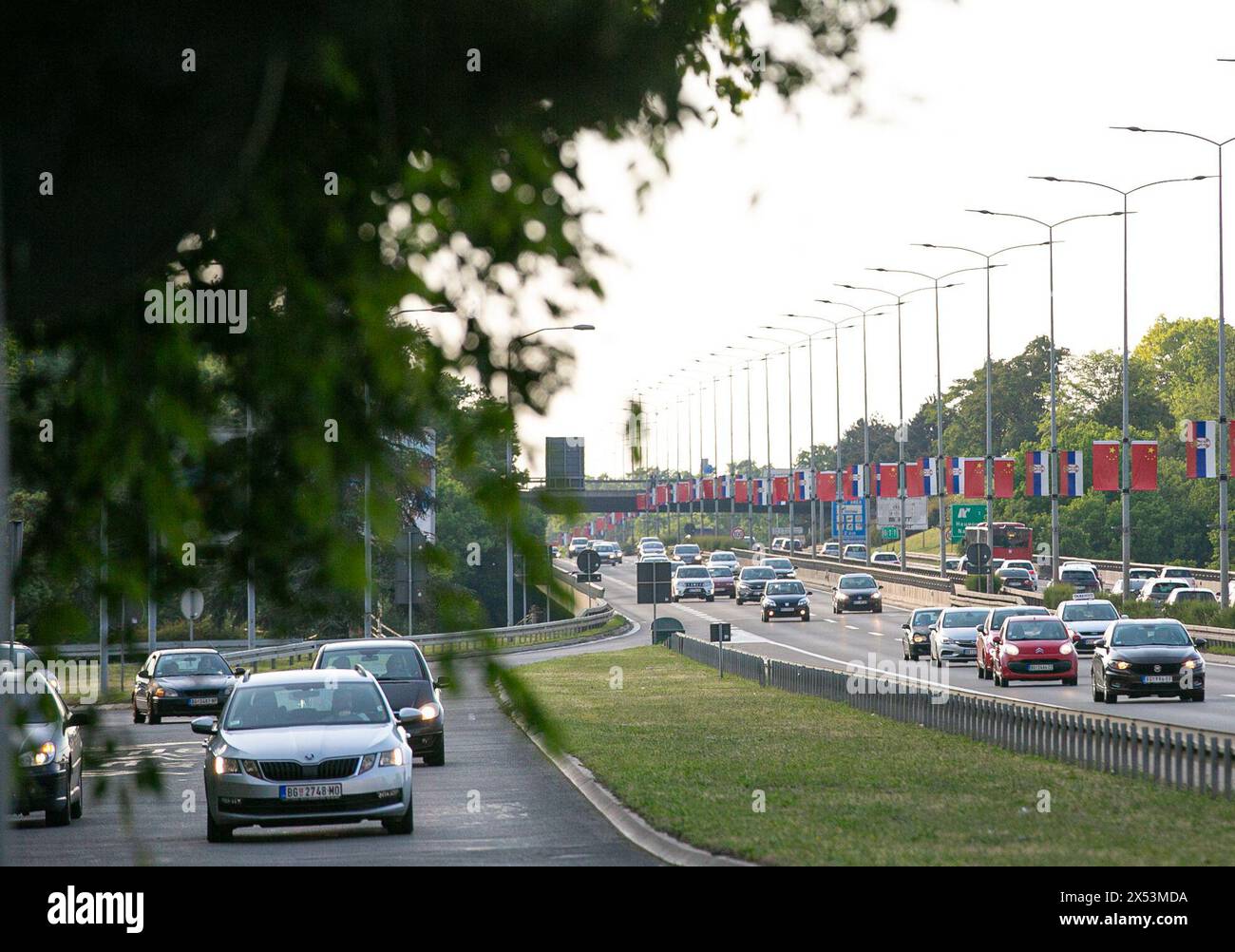 Belgrad, Serbien. Mai 2024. Chinesische und serbische Nationalflaggen werden auf einer Straße vor einem Staatsbesuch des chinesischen Präsidenten Xi Jinping am 5. Mai 2024 in Belgrad (Serbien) gehisst. Quelle: Li Jing/Xinhua/Alamy Live News Stockfoto