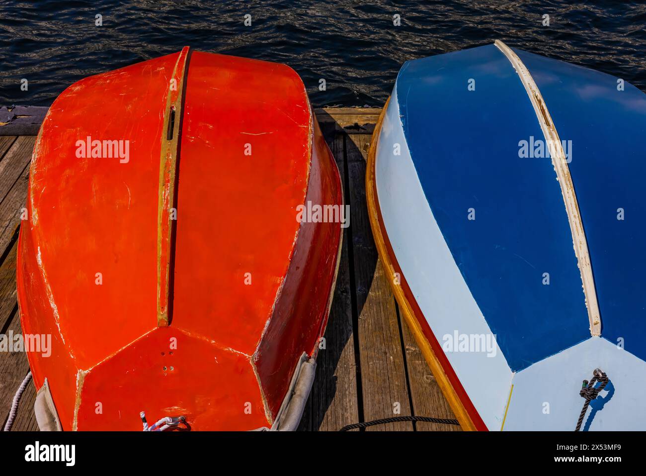 Kleine Segelboote, die für den Unterricht von Segeltörn verwendet wurden, Zentrum für Holzboote am Lake Union, Seattle, Washington State, USA Stockfoto