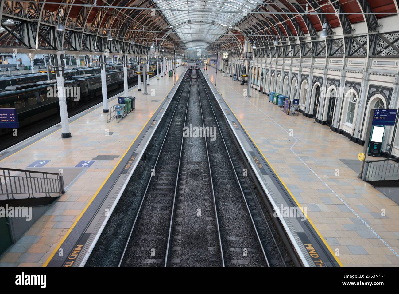 London, Großbritannien. Mai 2024. Leere Bahnsteige an der Paddington Station in London am ersten Tag einer Reihe von Streikaktionen. Bahnpassagiere sind mit einer Woche von Störungen konfrontiert, da ASLEF-Triebfahrzeugführer an drei Tagen, von Dienstag bis Donnerstag, 24 Stunden lang bei jedem der nationalen Zugbetreiber in England streiken. Foto: Ben Cawthra/SIPA USA Credit: SIPA USA/Alamy Live News Stockfoto