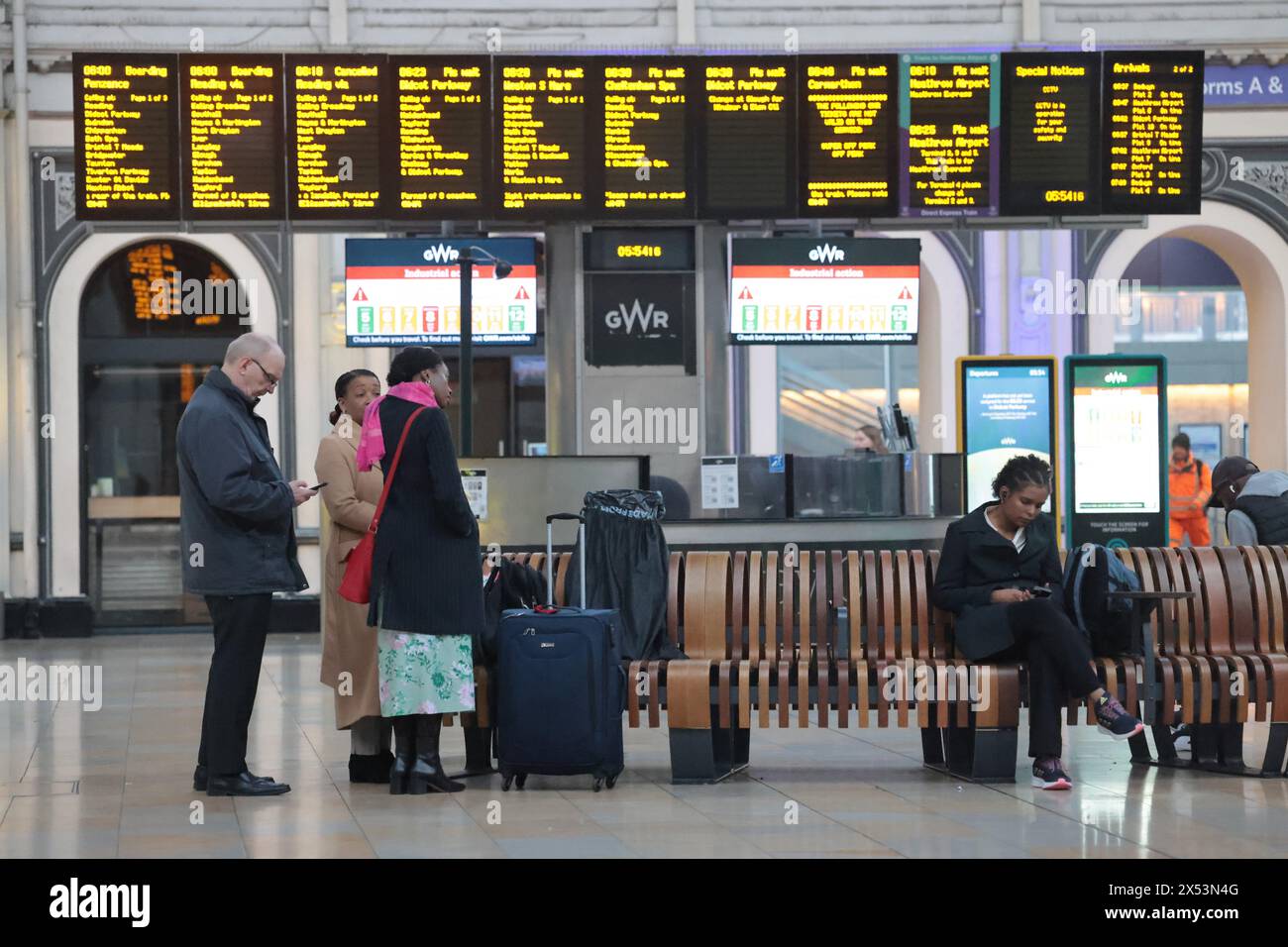 London, Großbritannien. Mai 2024. Reisende warten am ersten Tag einer Reihe von Streiks an der Paddington Station in London. Bahnpassagiere sind mit einer Woche von Störungen konfrontiert, da ASLEF-Triebfahrzeugführer an drei Tagen, von Dienstag bis Donnerstag, 24 Stunden lang bei jedem der nationalen Zugbetreiber in England streiken. Foto: Ben Cawthra/SIPA USA Credit: SIPA USA/Alamy Live News Stockfoto