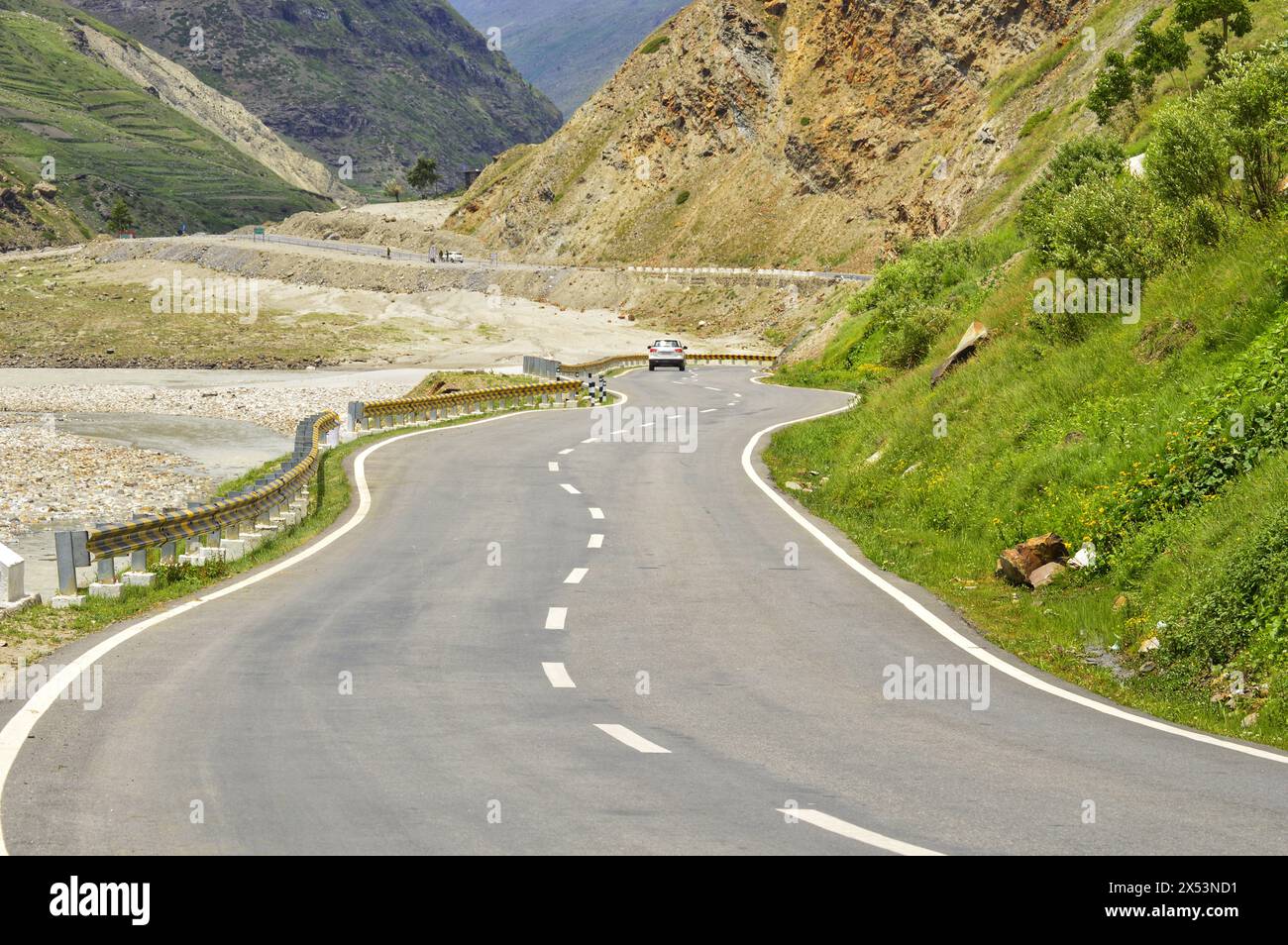 Manali Leh Highway entlang des Flusses Chandra in der Nähe von Sissu im Pattantal von Lahaul Spiti Himachal Pradesh Indien Stockfoto