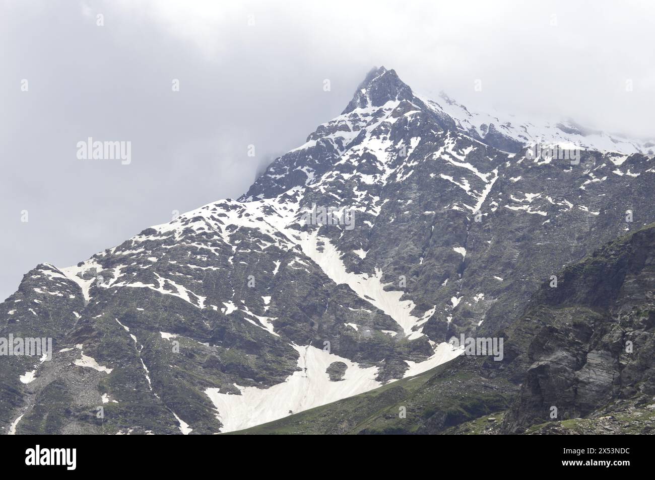 PIR Panjal Gebirgszug, wie im Pattan Tal von Lauhal und Spiti in Himachal Pradesh Indien zu sehen. Stockfoto