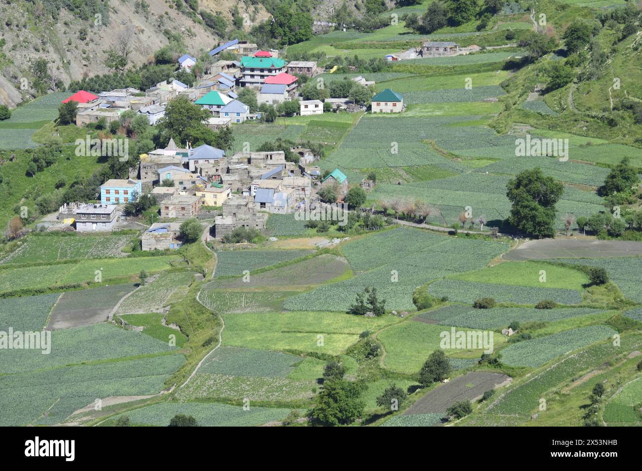 Malerischer Blick auf ein Dorf im Lahaul Valley in der Nähe von udaipur am Ufer des Flusses chander bhaga Lahaul sipiti. himachal pradesh india. Stockfoto