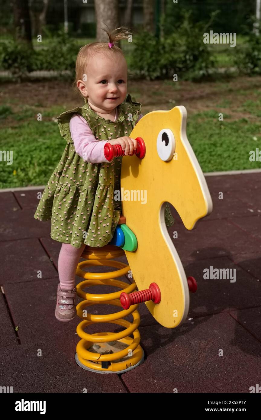 Porträt des süßen kleinen Mädchens auf dem Spielplatz Stockfoto