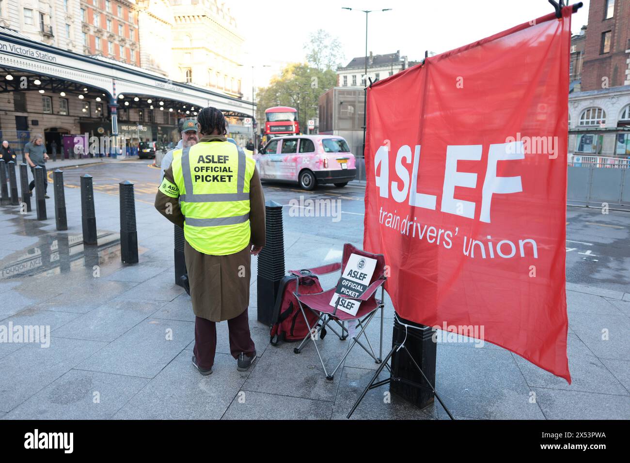 London, Großbritannien. Mai 2024. Gewerkschaftsmitglieder stehen am ersten Tag einer Reihe von Streikaktionen auf einer ASLEF-Streiklinie an der Victoria Station in London. Bahnpassagiere sind mit einer Woche von Störungen konfrontiert, da ASLEF-Triebfahrzeugführer an drei Tagen, von Dienstag bis Donnerstag, 24 Stunden lang bei jedem der nationalen Zugbetreiber in England streiken. Foto: Ben Cawthra/SIPA USA Credit: SIPA USA/Alamy Live News Stockfoto