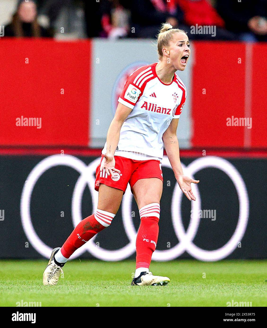 München, Deutschland. April 2024. firo: 22.04.2024, Fußball, 1. Liga, 1.Frauen-Bundesliga, Saison 2023/2024, 19. Spieltag, FC Bayern München - SV Werder Bremen, Giulia Gwinn, FC Bayern München, FCB, Frauen, ganze Figur, Credit: dpa/Alamy Live News Stockfoto