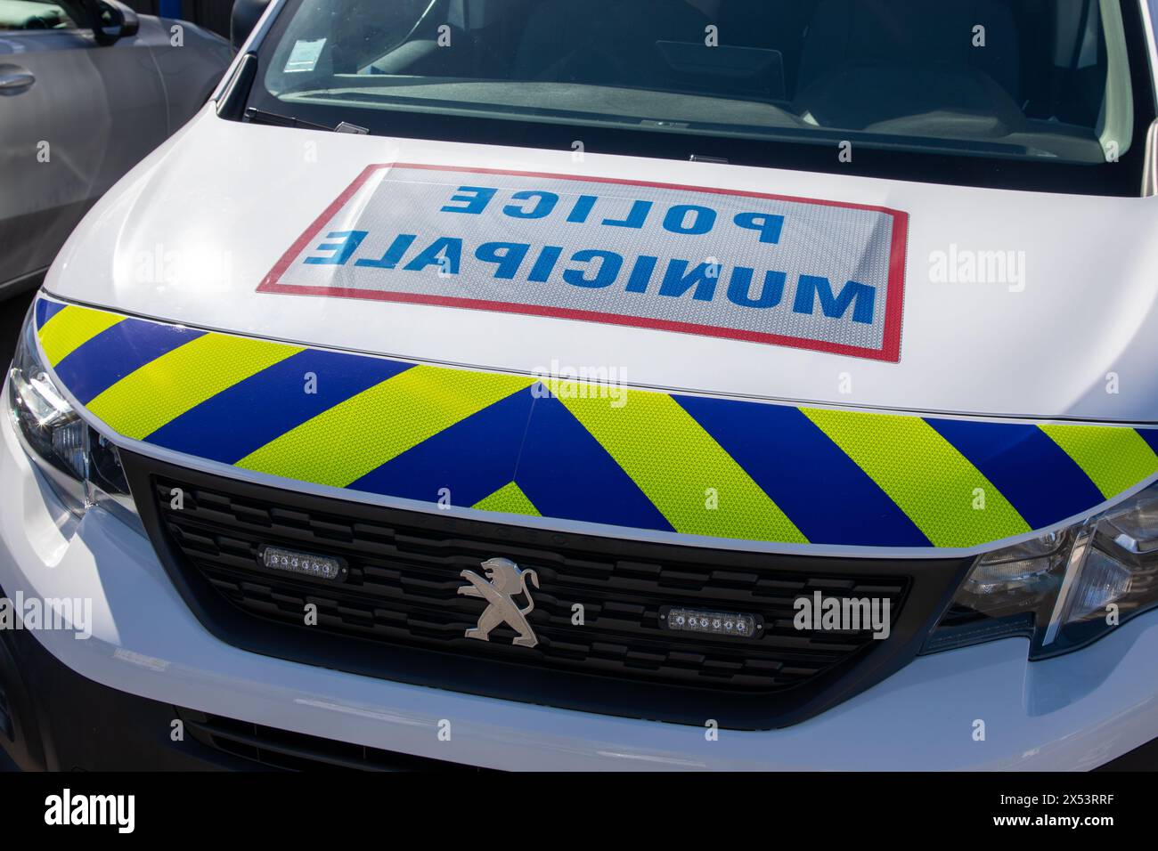 Bordeaux , Frankreich - 04 29 2024 : Polizei Gemeinde peugeot französisch Stadtpolizei Logo Text und Zeichen Marke auf weißem Auto Van Stockfoto