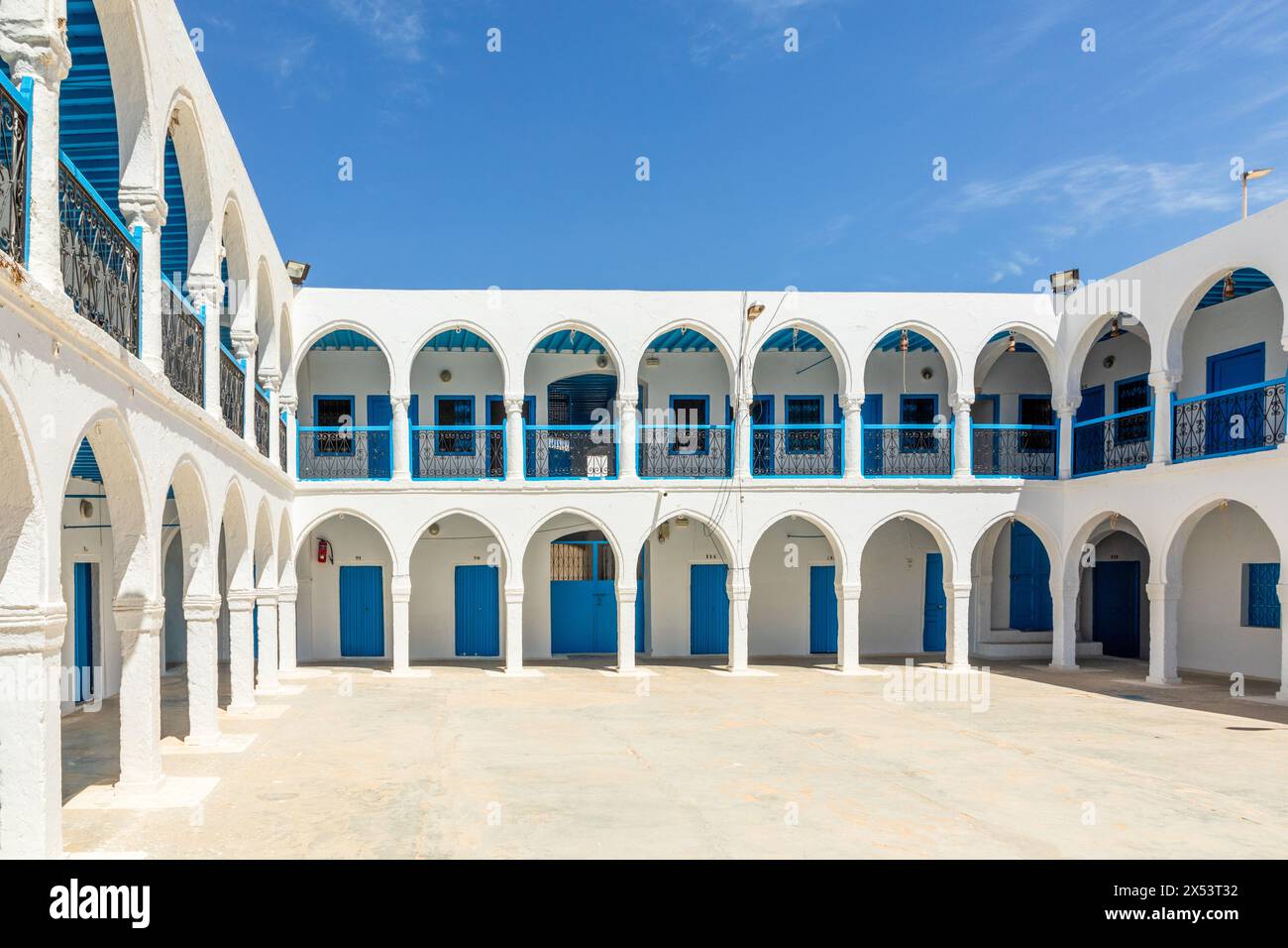 Erriadh, Tunesien - 3. Mai 2024: Blick auf die historische Synagoge El Ghriba in Erriadh auf der Insel Djerba. Sie ist die älteste Synagoge in Tunesien, Djerba. Stockfoto