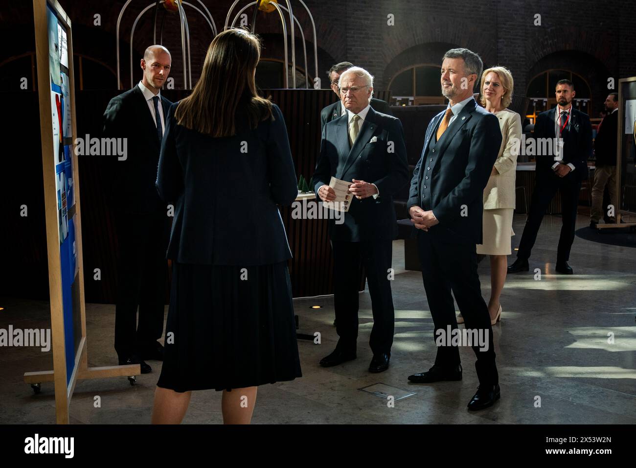 König Carl XVI. Gustaf und König Frederik X. bei einem Besuch in der Kungliga Tekniska Högskolan in Stockholm am 6. Mai 2024. Während des Besuchs trifft das königliche Paar dänische und schwedische Astronauten und sieht die Projekte der Studenten. Die Kungliga Tekniska Högskolan ist Schwedens größte technische Universität mit über 000 Studenten in Technik und Technik. Der Besuch der Kungliga Tekniska Högskolan konzentriert sich auf die Raumfahrtforschung und den grünen Übergang. Am Montag und Dienstag besucht das dänische Königspaar zum ersten Mal Schweden. Während des Staatsbesuchs trifft das Königspaar unter anderem Danis Stockfoto