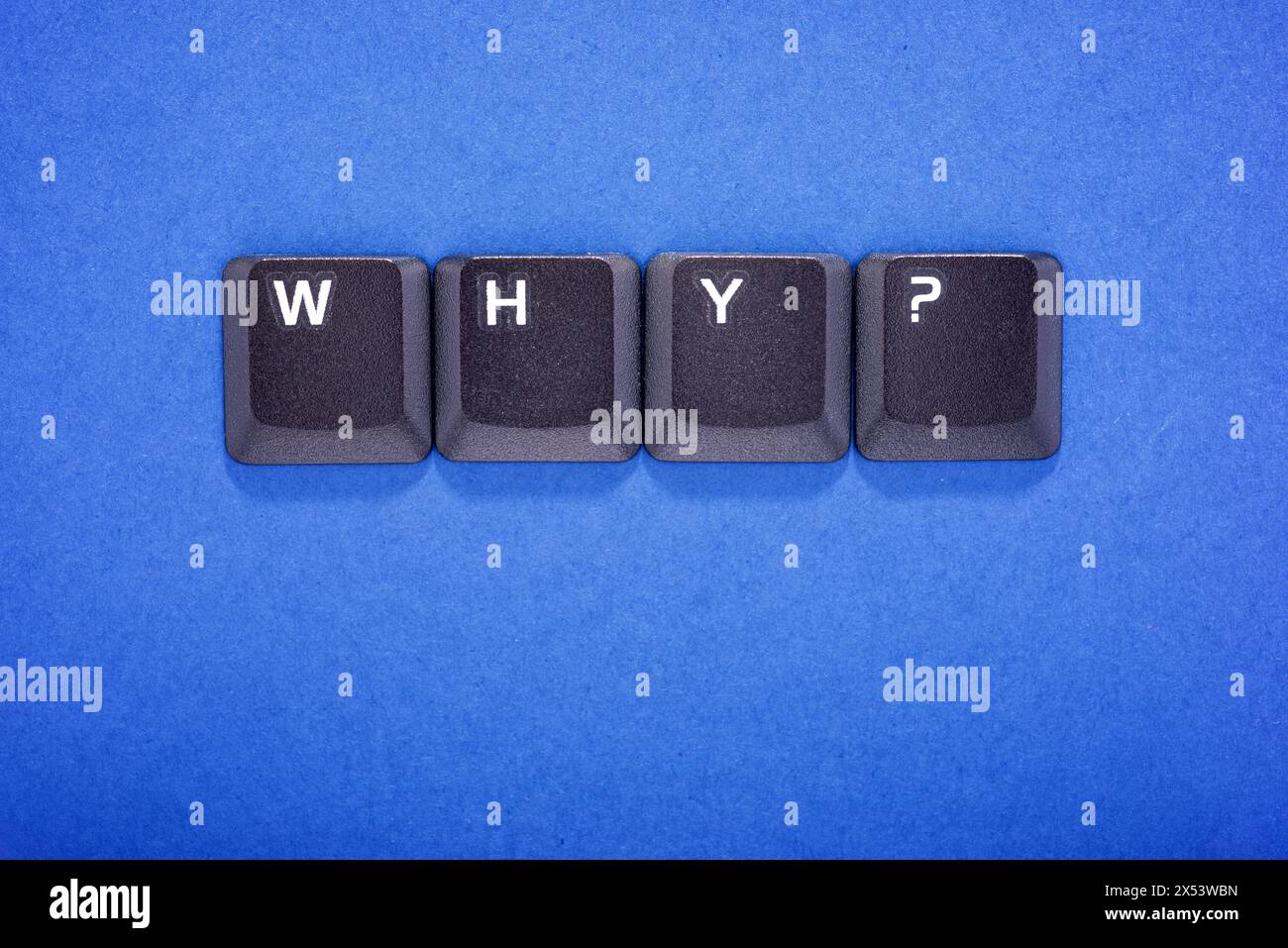 Nahaufnahme der Tasten eines alten Tastatur-Laptops, die ein warum-Wort erzeugen Stockfoto