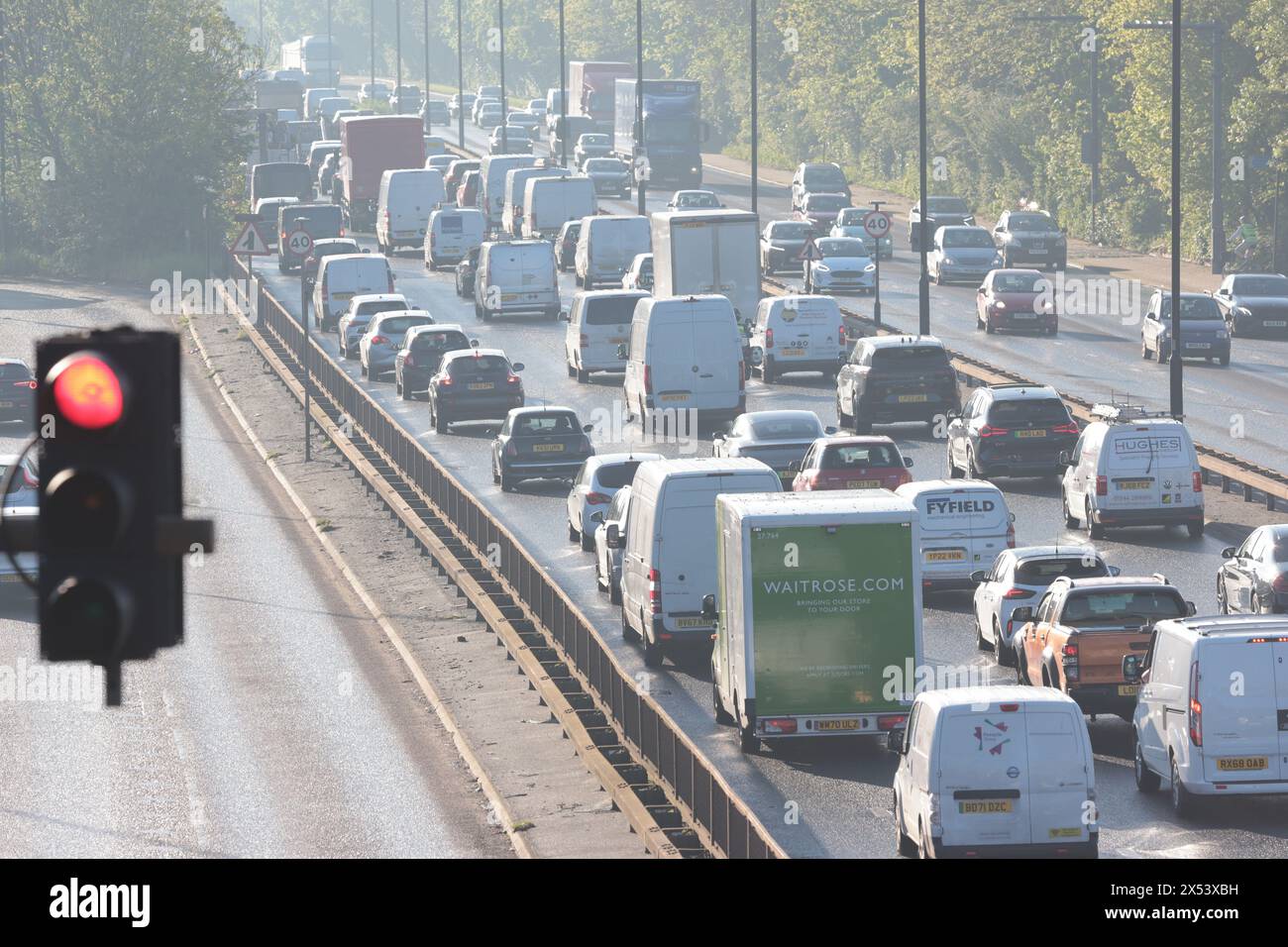 London, Großbritannien. Mai 2024. Starker Verkehr auf der A40 in Perivale in West London, am ersten Tag einer Reihe von Streiks diese Woche. Bahnpassagiere sind mit einer Woche von Störungen konfrontiert, da ASLEF-Triebfahrzeugführer an drei Tagen, von Dienstag bis Donnerstag, 24 Stunden lang bei jedem der nationalen Zugbetreiber in England streiken. Foto: Ben Cawthra/SIPA USA Credit: SIPA USA/Alamy Live News Stockfoto