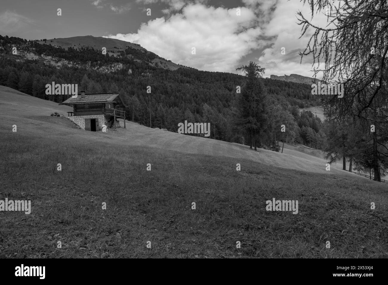 Einige alte Häuser über einer Alm in den Dolomiten mit wunderbarem Panorama Stockfoto