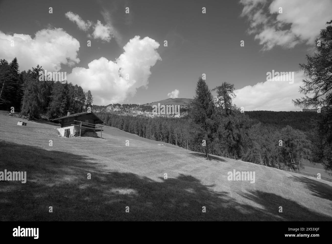 Einige alte Häuser über einer Alm in den Dolomiten mit wunderbarem Panorama Stockfoto