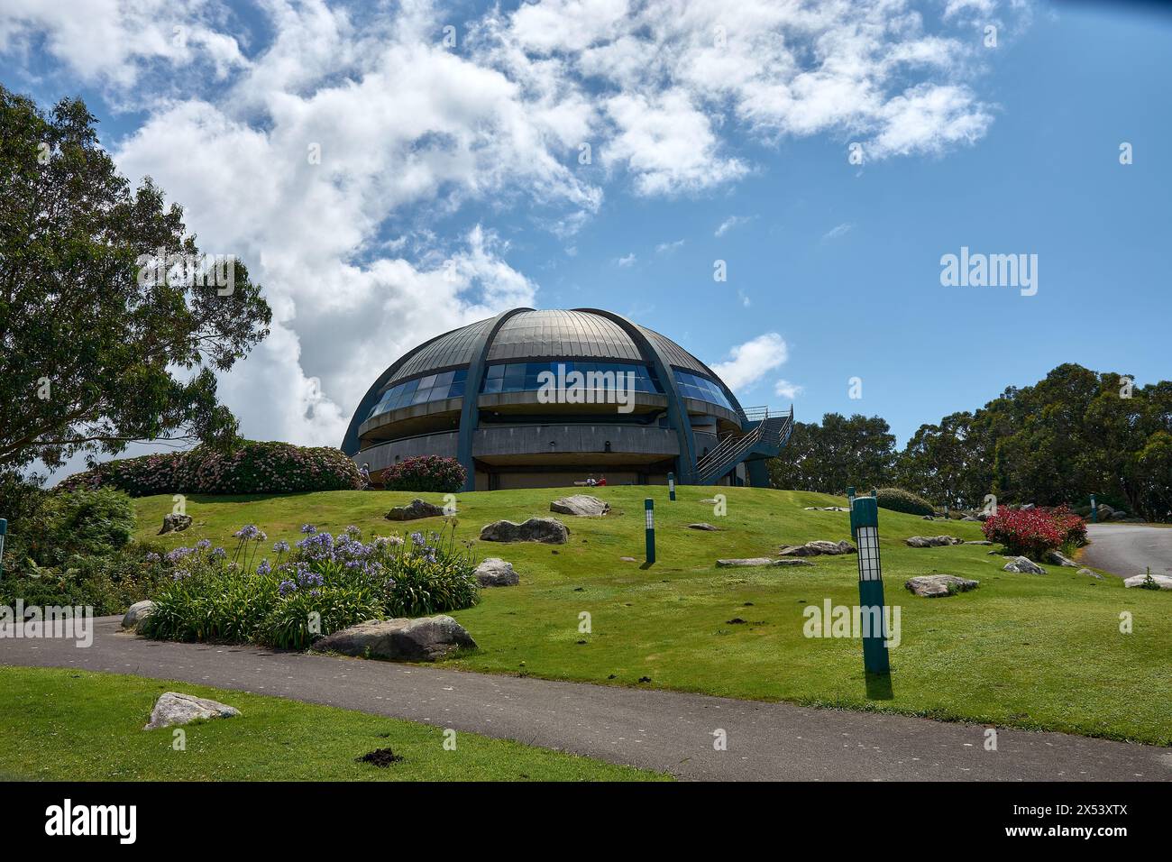 Atlantische Kuppel des astronomischen Observatoriums im Stadtpark Monte de San Pedro. Coruña, Spanien. Stockfoto