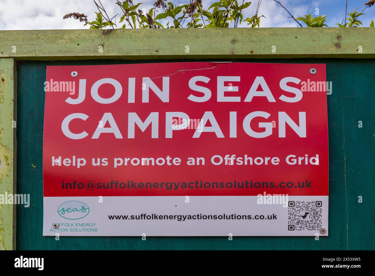 Kampagne „bei Seas“ Helfen Sie uns, im April in Southwold, Suffolk, Großbritannien, für ein Offshore-Poster zu werben Stockfoto