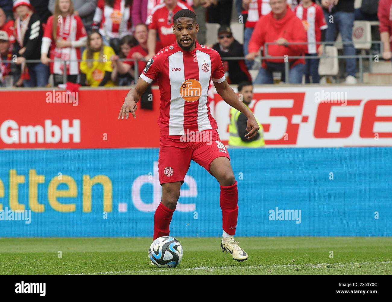 Essen, Deutschland. April 2024. firo: 28.04.2024 Fußball, 3. Dritte Bundesliga, Saison 2023/2024, 35. Spieltag, RWE RW Rot Weiss Essen - FC Ingolstadt 04 4:0 Isaiah Young Individual Action Credit: dpa/Alamy Live News Stockfoto