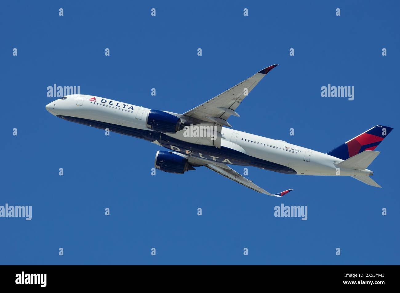 Airbus A350-941 mit Kennzeichen N575DZ, Abfahrt ab LAX, Los Angeles International Airport. Stockfoto