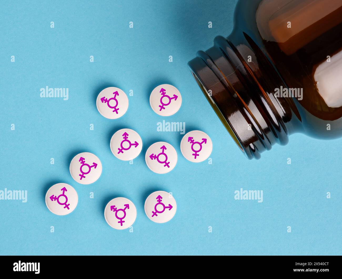 Transgender-Hormon-Behandlung oder -Therapie. Medizinische Hormonpillen mit Transgender-Symbol, die aus der Flasche verschüttet werden. Stockfoto