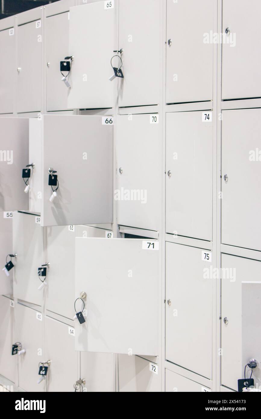 Gepäckaufbewahrung aus Metall im Einkaufszentrum. Sichere Schließfächer an öffentlichen Orten. Umkleideraum mit nummerierten Boxen. Private Sicherheit im Supermarkt. Sicher im Fitnessstudio. Stockfoto