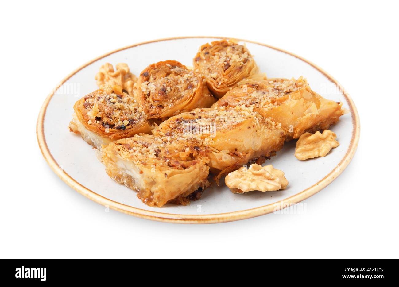 Östliche Süßigkeiten. Stücke leckerer Baklava isoliert auf weiß Stockfoto