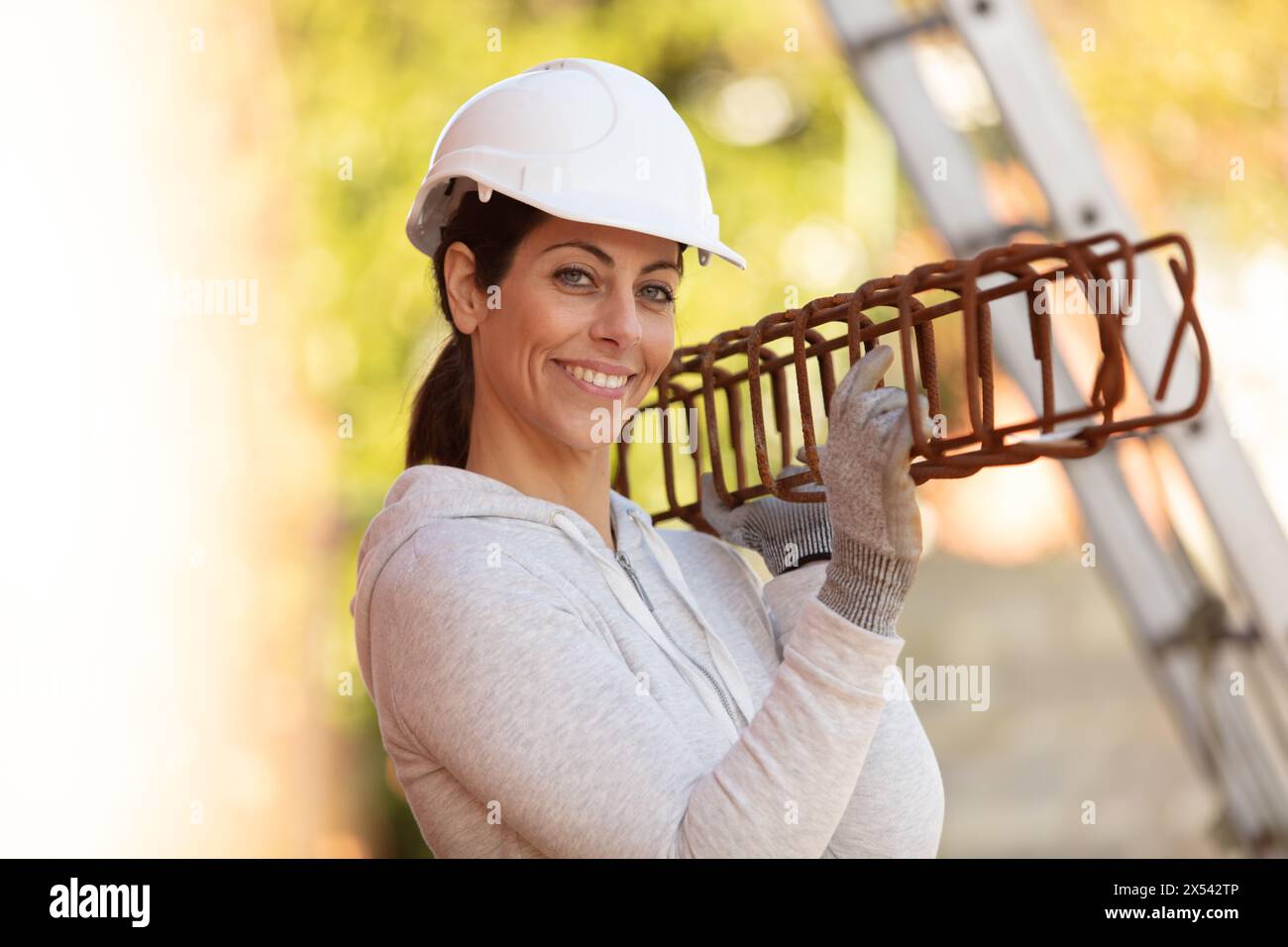 Frau als Handwerker, der ein neues Haus baut Stockfoto