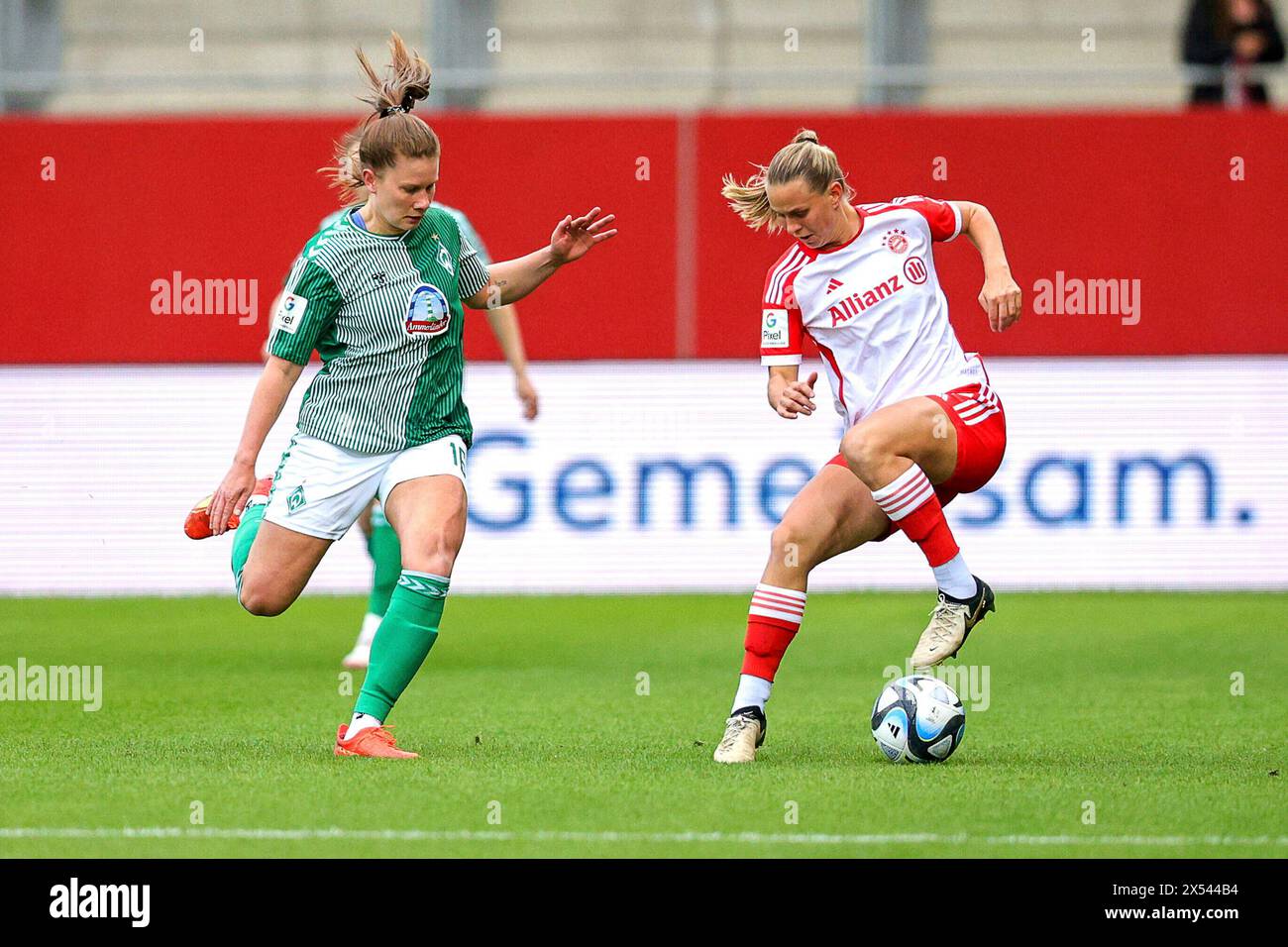 München, Deutschland. April 2024. firo: 22.04.2024, Fußball, 1. Liga, 1.Frauen-Bundesliga, Saison 2023/2024, 19.Spieltag, FC Bayern München - SV Werder Bremen, Klara Buhl, FC Bayern München, FCB, Frauen, ganze Figur, Credit: dpa/Alamy Live News Stockfoto