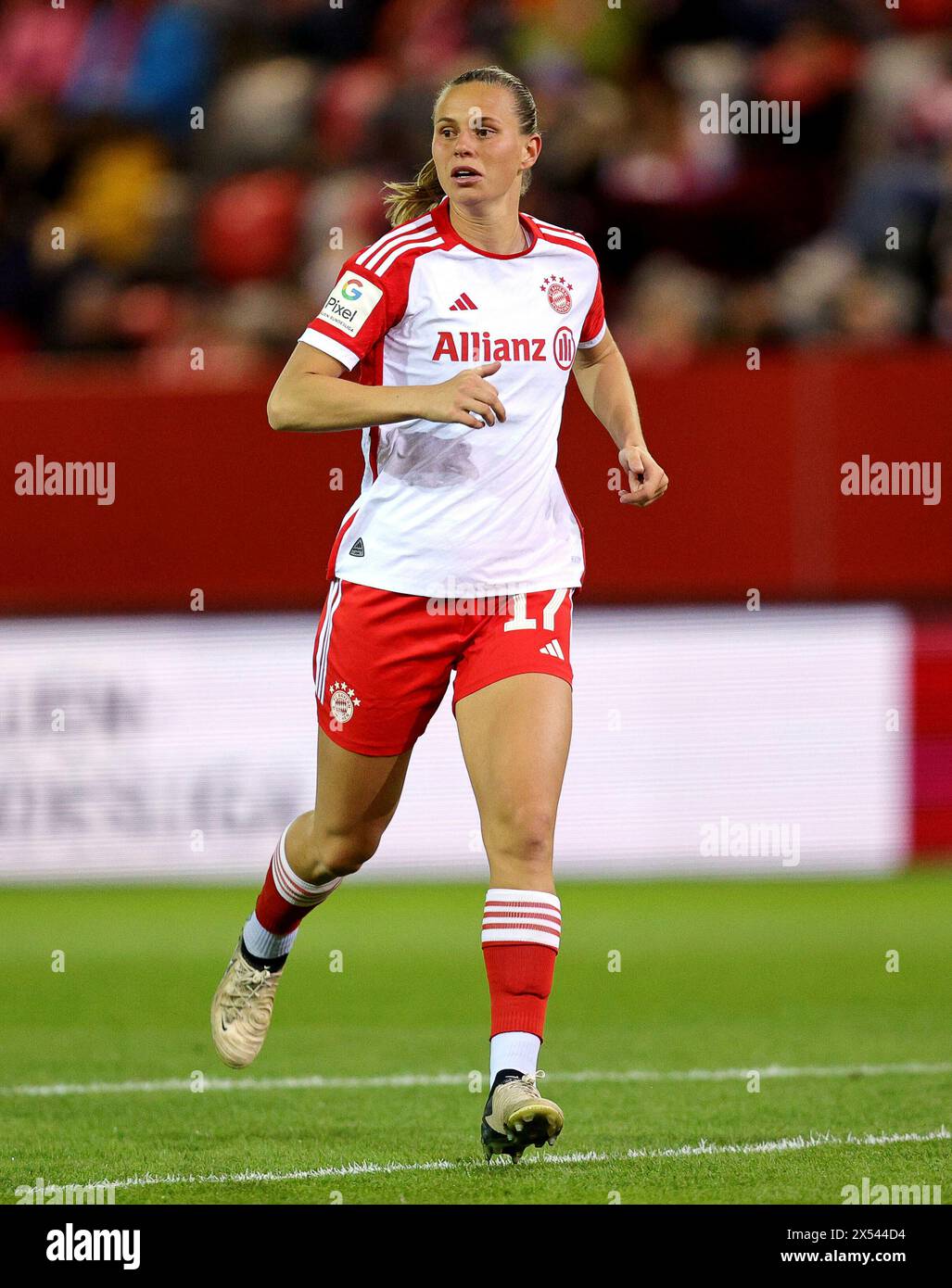 München, Deutschland. April 2024. firo: 22.04.2024, Fußball, 1. Liga, 1.Frauen-Bundesliga, Saison 2023/2024, 19.Spieltag, FC Bayern München - SV Werder Bremen, Klara Buhl, FC Bayern München, FCB, Frauen, ganze Figur, Credit: dpa/Alamy Live News Stockfoto