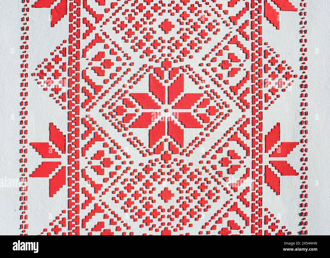 Wanddekoration in Form eines Musters eines traditionellen ukrainischen bestickten Hemdes. Hintergrund Stockfoto