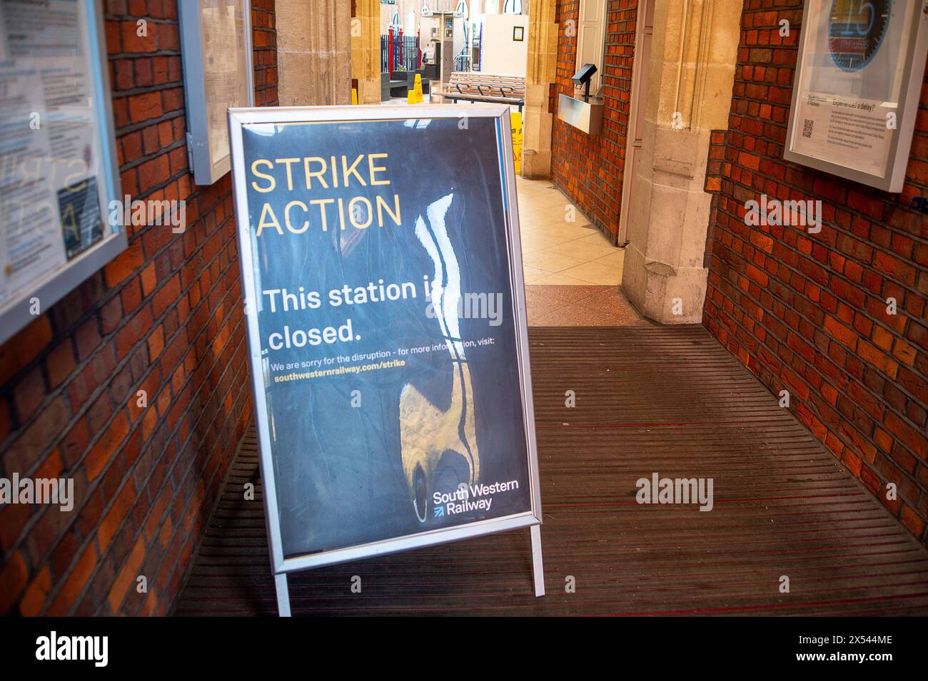 Windsor, Großbritannien. Mai 2024. Eine Kundenmitteilung der South Western Railway am Bahnhof Windsor & Eton Riverside in Windsor, Berkshire, teilt Kunden mit, dass der Bahnhof heute aufgrund von Strike Action geschlossen ist. Vom 6. Bis 11. Mai 2024 findet auf verschiedenen Schienennetzen eine industrielle Aktion statt. Quelle: Maureen McLean/Alamy Live News Stockfoto