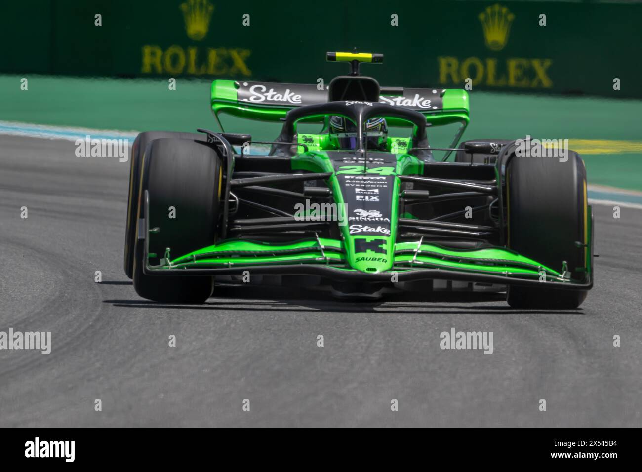 MIAMI, FLORIDA - 04. MAI: Zhou Guanyu, Stake F1 Team C43 während der Qualifikation vor dem F1 Grand Prix von Miami am Miami International Autodrome am 4. Mai 2024 in Miami, Florida. (Foto: Michael Potts/BSR Agency) Credit: BSR Agency/Alamy Live News Stockfoto