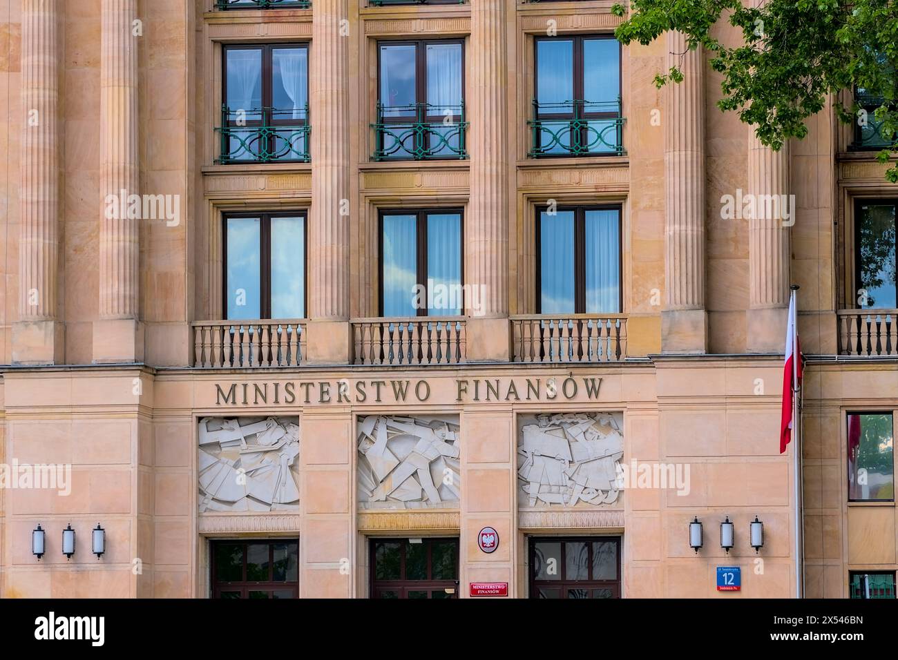 Weite Aufnahme der Fassade des Gebäudes des polnischen Finanzministeriums in Warschau, mit dem Namen des ministeriums in Metallbuchstaben. Stockfoto