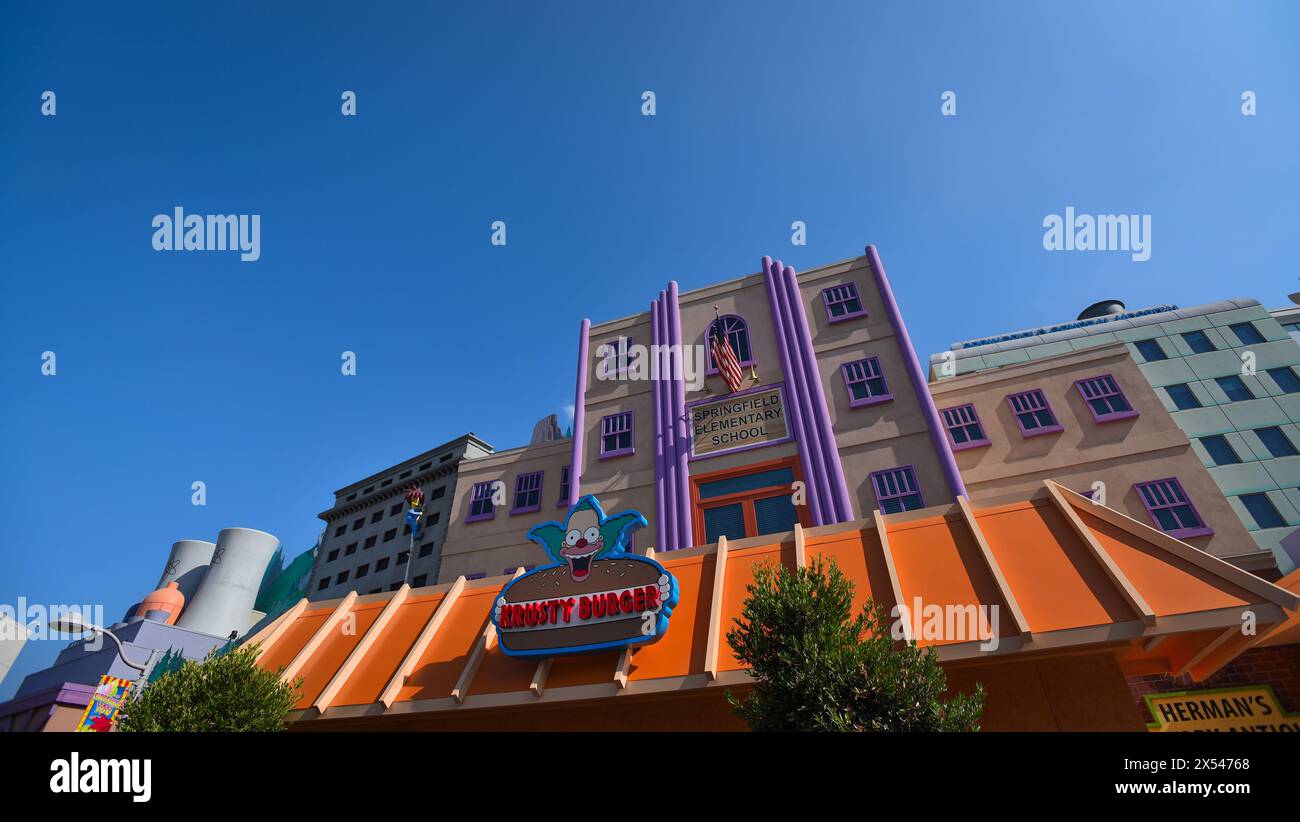 Die Fassade von Krusty Burger und Springfield Elementary School in Springfield, Heimstadion der Simpsons - Universal Studios Hollywood, Los Angeles, Califor Stockfoto