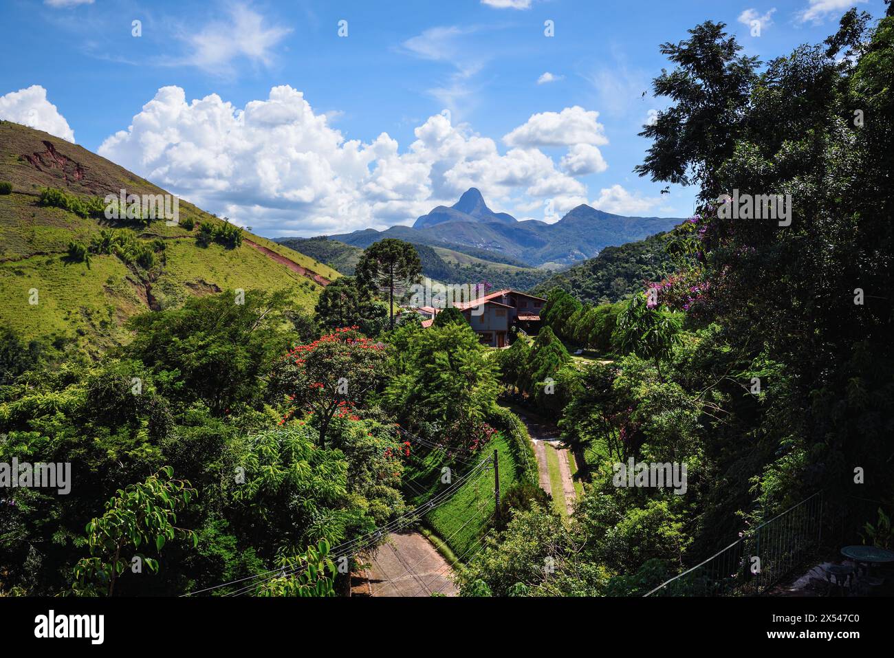 Ein idyllischer Blick auf Berge, Bäume und Straßen in der Landschaft Brasiliens Stockfoto