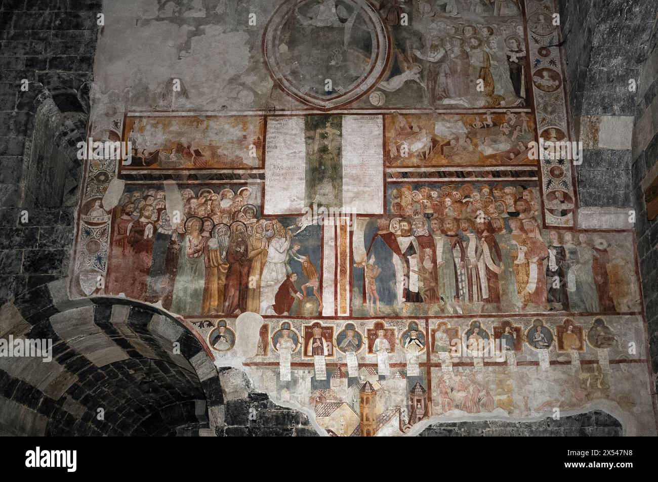 Fresko des letzten Gerichts, gemalt Anfang der 1300er Jahre und zeigt den Einfluss von Giotto. In der Chiesa di Santa Maria del Tiglio, einer in der zweiten Hälfte der 1100er Jahre in Gravedona in der Lombardei, Italien, errichteten Como-romanischen Kirche. Stockfoto