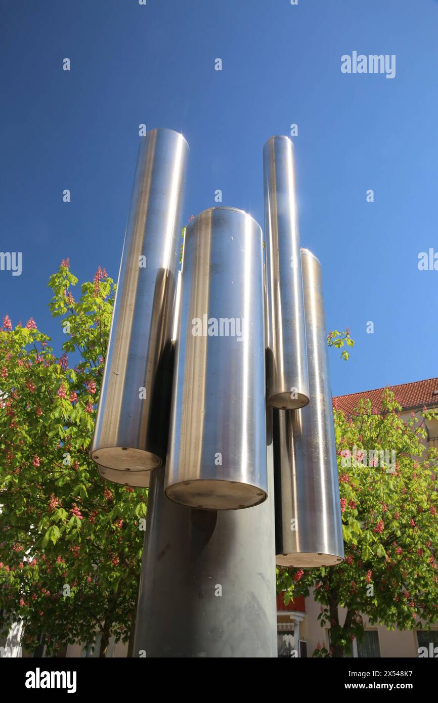 Blick am Mittwoch 01.05.2024 in Malchin Landkreis Mecklenburgische Seenplatte auf das Siegfried-Marcus-Denkmal das von dem Künstler Günter Kaden geschaffen wurde. Der in der Stadt geborene Mechaniker war einst ein genialer Erfinder. Er gilt mit seinem sogenannten Marcuswagen als einer der ersten Menschen die sich dem Automobilbau zuwandten. *** Ansicht am Mittwoch 01 05 2024 in Malchin Landkreis Mecklenburgische Seenplatte des Siegfried-Marcus-Denkmals des Künstlers Günter Kaden war der in der Stadt geborene Mechaniker einst ein genialer Erfinder mit seinem sogenannten Marcuswagen, wird er betrachtet Stockfoto