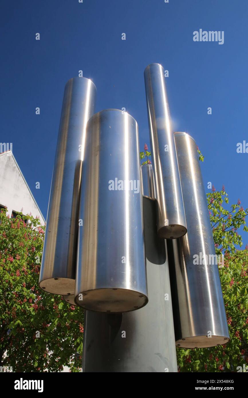 Blick am Mittwoch 01.05.2024 in Malchin Landkreis Mecklenburgische Seenplatte auf das Siegfried-Marcus-Denkmal das von dem Künstler Günter Kaden geschaffen wurde. Der in der Stadt geborene Mechaniker war einst ein genialer Erfinder. Er gilt mit seinem sogenannten Marcuswagen als einer der ersten Menschen die sich dem Automobilbau zuwandten. *** Ansicht am Mittwoch 01 05 2024 in Malchin Landkreis Mecklenburgische Seenplatte des Siegfried-Marcus-Denkmals des Künstlers Günter Kaden war der in der Stadt geborene Mechaniker einst ein genialer Erfinder mit seinem sogenannten Marcuswagen, wird er betrachtet Stockfoto