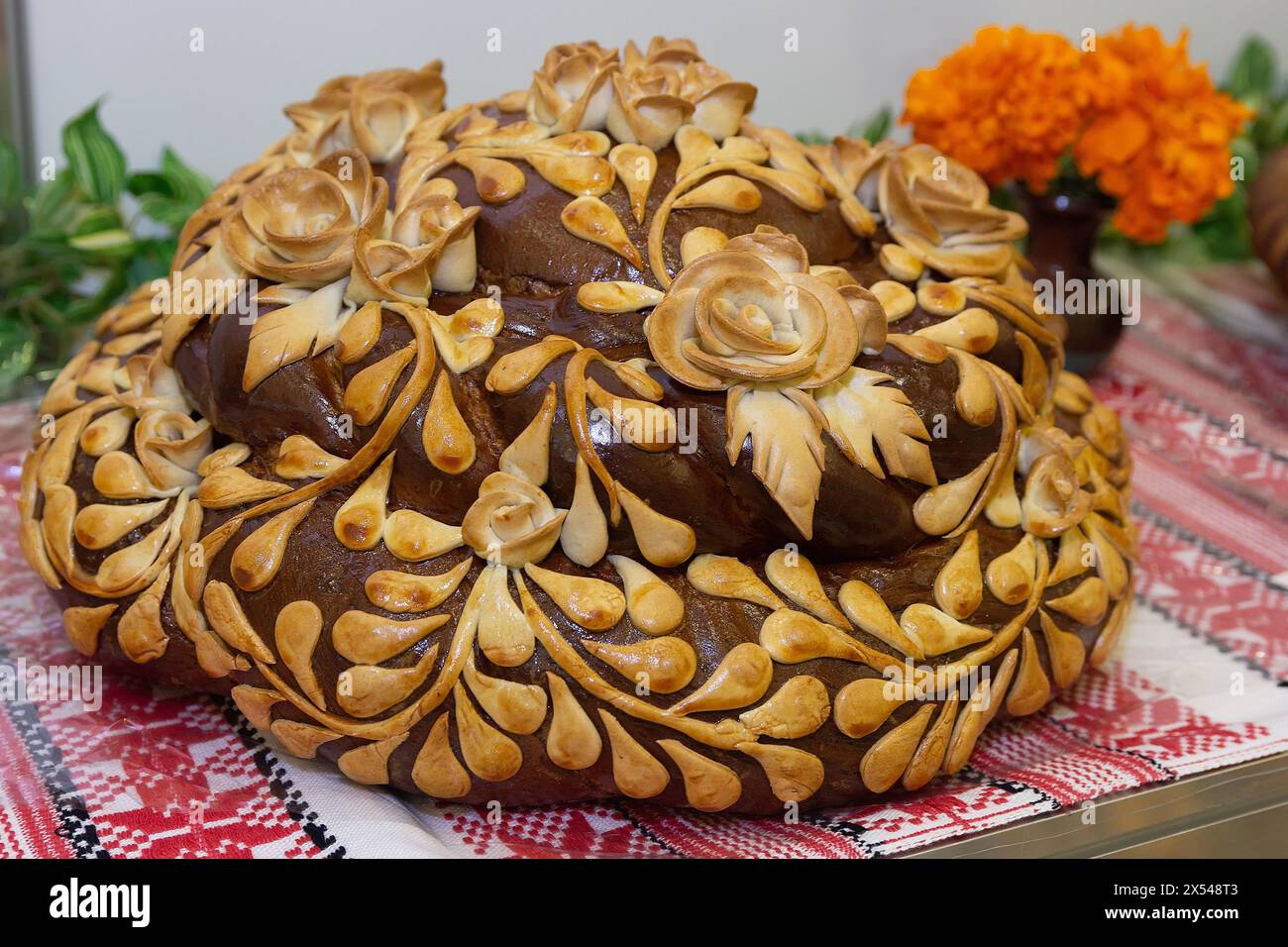 Traditionelles ukrainisches Hochzeitsbrot auf einem Sticktuch. Rundes Brot für die Hochzeit. Stockfoto